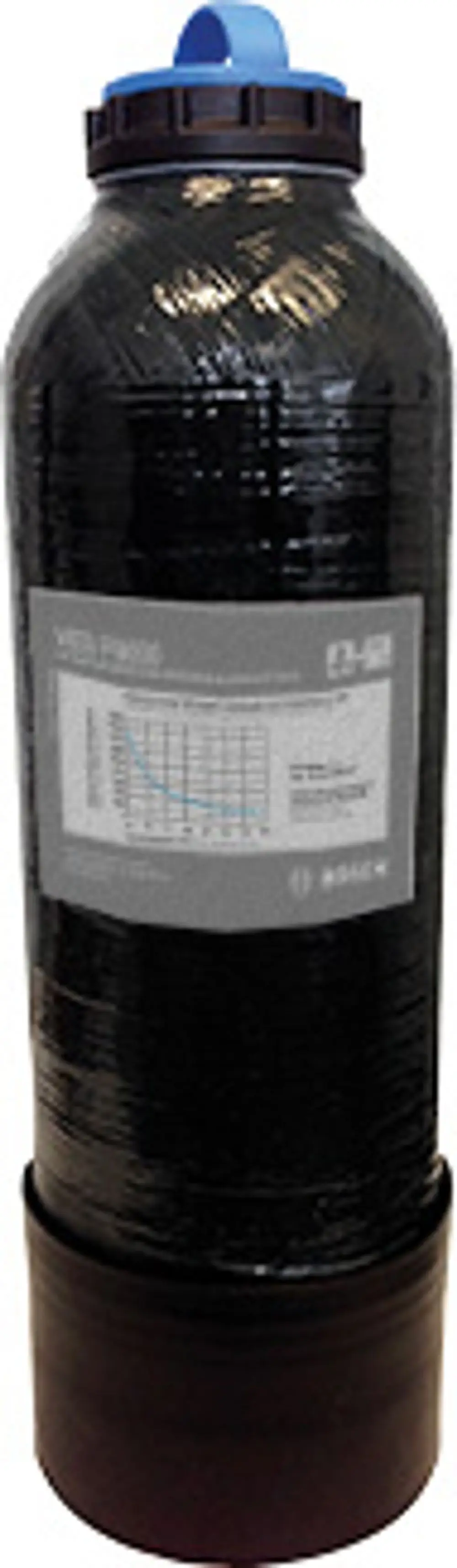 Schwarze Wasseraufbereitungskartusche mit blauem Deckel und Datenblatt, möglicherweise von der Marke Bosch, für die Enthärtung von Wasser.